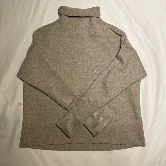 Cozy Aritzia turtleneck - Picture 1 of 3